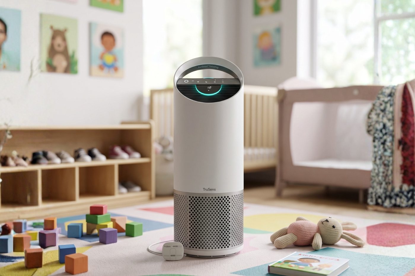 Purificateur d'air professionnel TruSens installé dans une salle d'accueil de jeunes enfants
